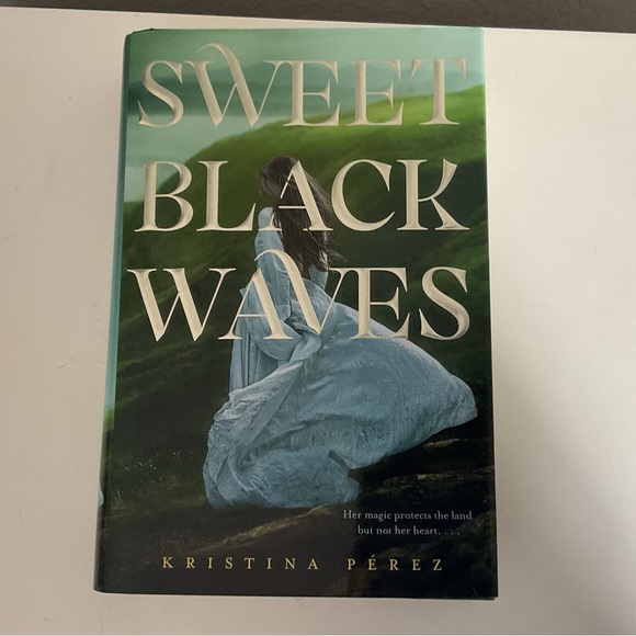 Sweet black waves by Kristina Perez book - Picture 1 of 2